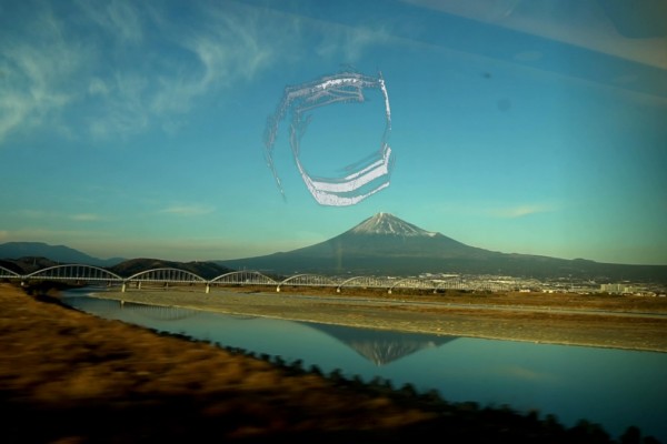 Le mont Fuji vu d’un train en marche